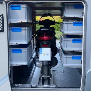 Rollerhalterung in Heckgarage mit Euroboxen Regalen von BOBs Garage