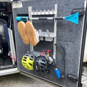 youRS-mini I Türmodul Variante Schuhe – Hakenleiste und Schuhleisten mit Mini-Fächern für Wohnmobiltür von BOBs Garage