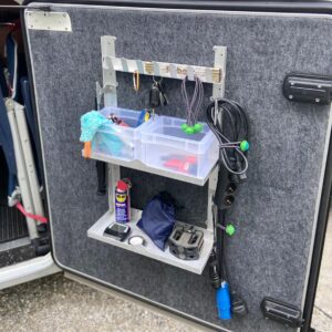 youRS-mini II Türmodul Variante Ablage – Hakenleiste und Ablagetische mit Mini-Boxen für Wohnmobil und Camper von BOBs Garage
