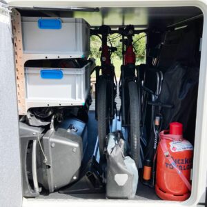 Übersicht des kompletten Stauraumsystems von BOBs Garage in der Heckgarage des Chic C-Line.