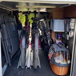 Fahrradhalter und Regalsystem in der Carthago Chic C-Line Heckgarage als Komplettansicht.