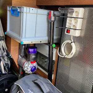 youRS Regal mit Campingzubehör und Euroboxen im Chic C-Line.