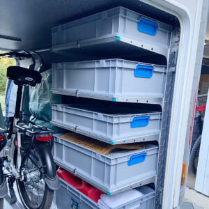 Euroboxen-Regale im Carthago Chic C-Line mit gefüllten Boxen.