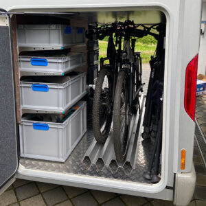 Stauraumsystem im Carthago Chic C-Line mit Fahrradhalter und modularen Euroboxen-Regalen.
