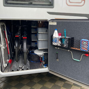Gesamtansicht der Heckgarage im Carthago Chic C-Line mit bike-holder COMFORT und youRS Euroboxen-Regalsystem.