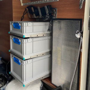 Detailaufnahme des youRS Regalsystems im Chic C-Line mit Euroboxen.