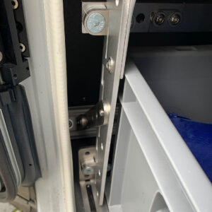 Nahaufnahme des Verschraubungspunktes im Stauraumsystem.