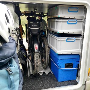 Stauraumsystem mit Fahrradhalter und Regalen im Carthago Chic C-Line.