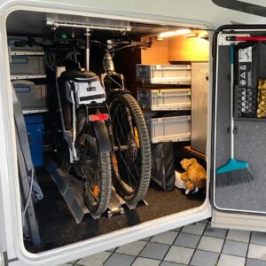 Voll bestückte Heckgarage mit bike-holder und youRS Regalsystem im Chic C-Line.