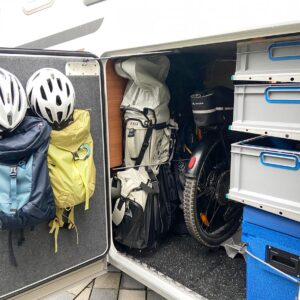 Bike-holder COMFORT montiert mit Euroboxen-Regal im Carthago Chic C-Line.