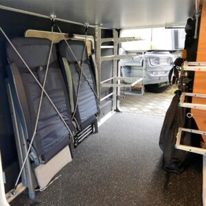 Modulare Einteilung der Heckgarage mit Expander und Haltesystemen.