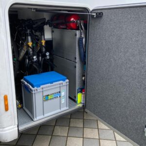 Gesamtaufnahme des SLIDE-out Heavy mit zwei Fahrrädern im FRANKIA Wohnmobil