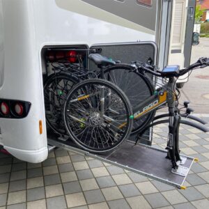 Zwei Fahrräder auf ausgefahrenem SLIDE-out Heavy Auszug im FRANKIA Wohnmobil