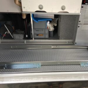 Befestigung des SLIDE-out Heavy Auszugs durch die Karosserie im FRANKIA Alkoven