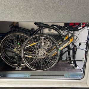 Zwei Fahrräder auf eingeschobenem SLIDE-out Heavy im Heckstauraum des FRANKIA F-Line