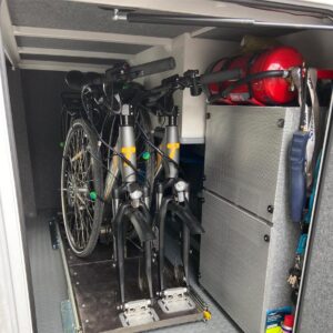 Kompakt eingeschobener SLIDE-out Heavy Fahrrad-Auszug mit zwei Bikes im FRANKIA