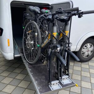 Voll ausgefahrener SLIDE-out Heavy Fahrrad-Auszug für zwei Bikes im FRANKIA F-Line Alkoven