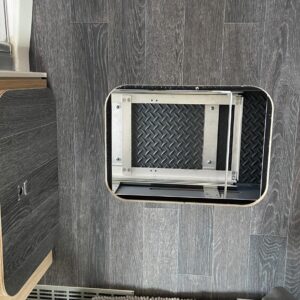 SLIDE-out LIGHT im Unterboden des FRANKIA F-Line 740, gesehen aus dem Innenraum mit offener Bodenklappe