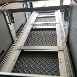 Blick aus dem Innenraum des FRANKIA F-Line 740 auf den geöffneten SLIDE-out LIGHT Unterflurauszug, der von außen beladen wird