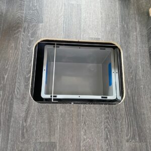 Beladener SLIDE-out LIGHT Unterflurauszug im FRANKIA F-Line 740, fotografiert aus dem Innenraum durch die geöffnete Tür