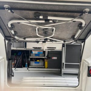 Wohnmobil-Heckgarage des FRANKIA F-Line 740 mit youRS Regalen, Euroboxen und SLIDE-out LIGHT Auszug von BOBs Garage