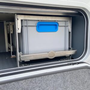 Eingeschobener SLIDE-out LIGHT Unterflurauszug mit beladenen Euroboxen unter dem FRANKIA F-Line 740