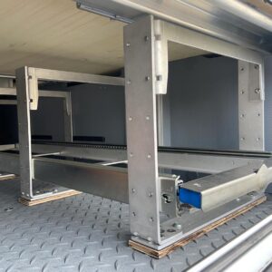 Nahaufnahme der Teleskopschienen und Aluminiumhalter beim Montieren des SLIDE-out LIGHT Auszugs am FRANKIA F-Line 740