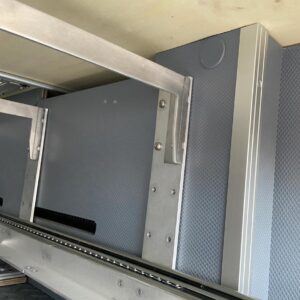 Detailansicht der Befestigungsschienen beim Einbau des SLIDE-out LIGHT Unterflurauszugs unter dem FRANKIA F-Line 740