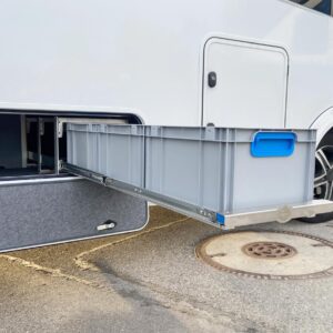 Aluminium-Unterflurauszug SLIDE-out LIGHT von BOBs Garage vollständig herausgezogen unter dem FRANKIA F-Line 740