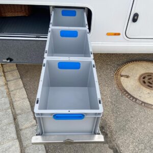 SLIDE-out LIGHT Auszug unter dem FRANKIA F-Line 740 mit geöffneter Ladefläche und Equipment