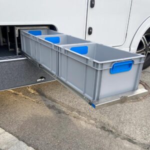 Voll ausgezogener SLIDE-out LIGHT 30 × 120 × 40 im FRANKIA F-Line 740 mit sichtbarem Stauraumfach