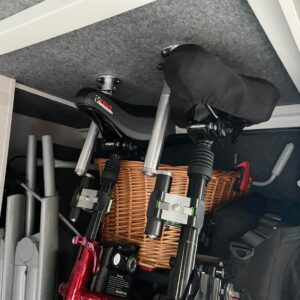 Zwei Fahrräder im bike-holder System mit Deckenbuchsen-Montage im FRANKIA F-Line 740