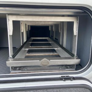 Eingeschobener SLIDE-out LIGHT 30 × 120 × 40 unter dem FRANKIA F-Line 740, bündig im Unterboden integriert