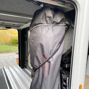 Übersichtlicher Heckgaragenausbau mit Regalen, Slide-Out-Auszug und Fahrradhalterung