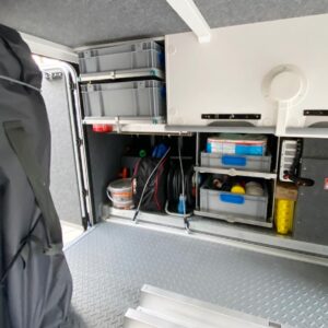 Auszug SLIDE-out LIGHT und modulares youRS Regalsystem in der FRANKIA F-Line 740 Heckgarage mit Campingausrüstung