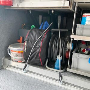 Organisierte Heckgarage im FRANKIA F-Line 740 mit Regalsystem, Auszug und Fahrradhalter von BOBs Garage