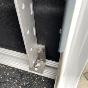 Edelstahlwinkel zur Befestigung des Regalmoduls im Chic C-Line.