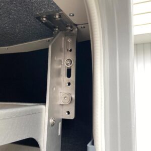 Befestigungswinkel aus Edelstahl am youRS Regalsystem.