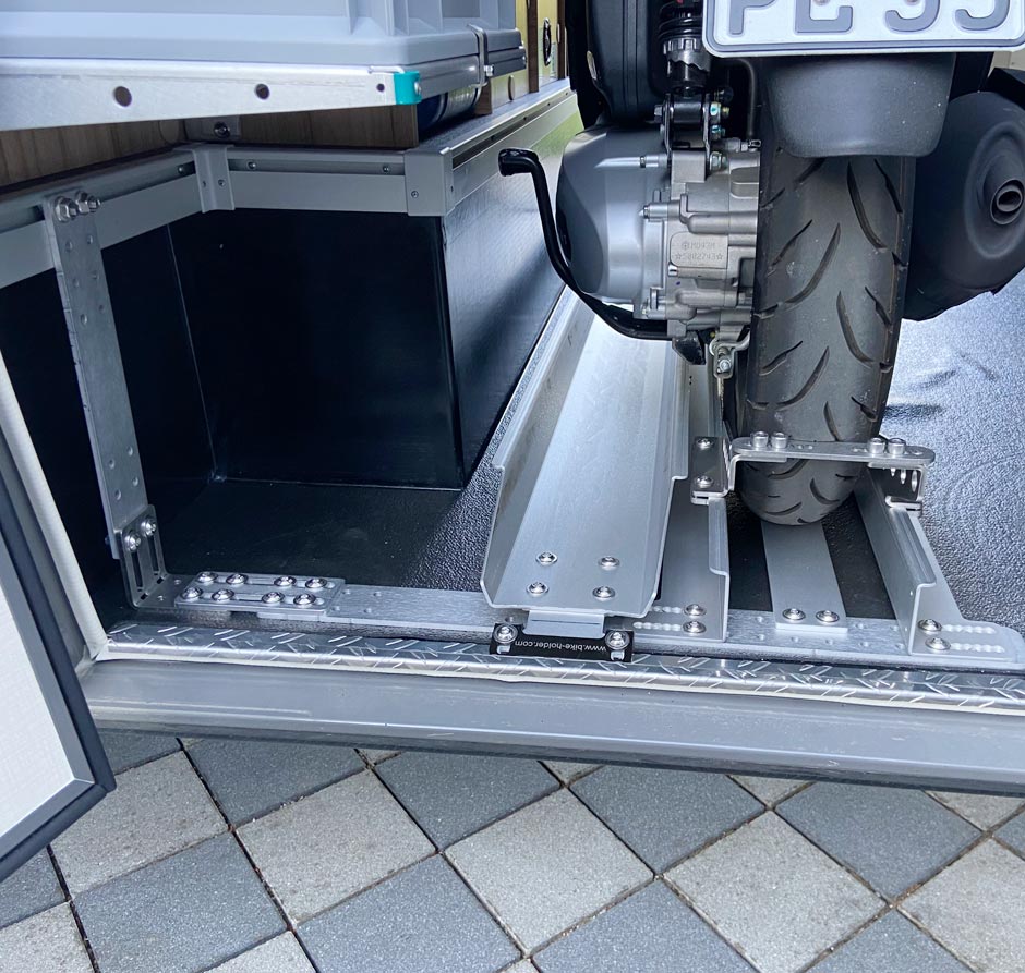 Rollerhalterung-Befestigung-hohe-Seitenleiste-Vespa-in-Heckgarage-jpg Rollerhalterung-Befestigung-hohe-Seitenleiste-Vespa-in-Heckgarage.jpg