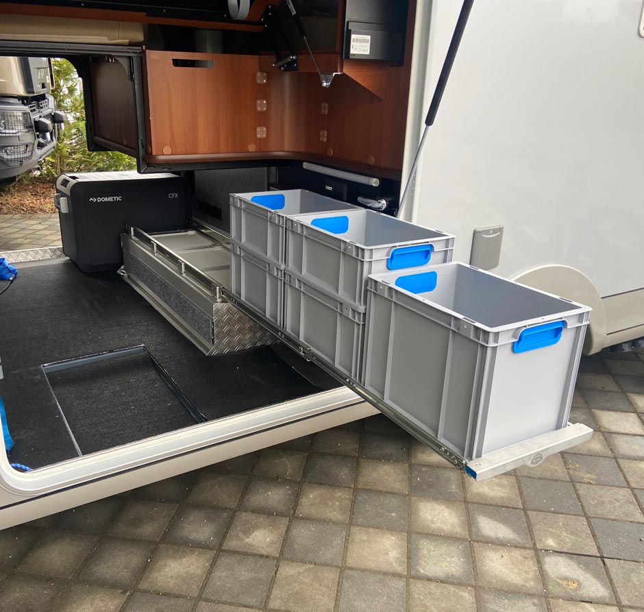 Carthago-liner-for-2-Slide-out-Euroboxen-Auszug-ausgefahren-2.jpg