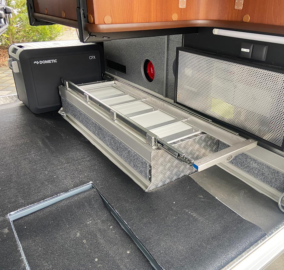 Carthago-liner-for-2-Slide-out-Euroboxen-Auszug-ohne-Boxen.jpg
