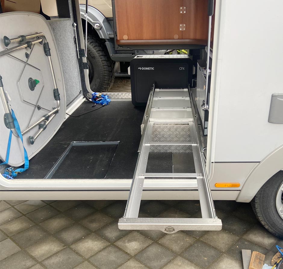 Carthago-liner-for-2-Slide-out-Euroboxen-Auszug-ohne-Boxen-frontal.jpg