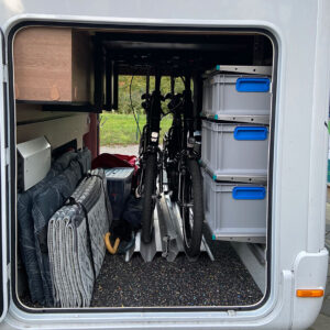 Dethleffs Alpa Heckgarage mit Kombi-SET 2.0, Euroboxen und youRS Regalsystem