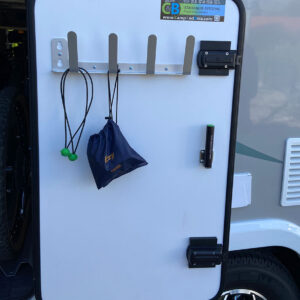 Klappgarderobe und Schuhhalter in der Heckgarage eines Chausson Wohnmobils