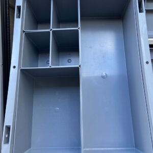 Leeres youRS Regalmodul für Euroboxen in der Heckgarage eines Chausson Wohnmobils