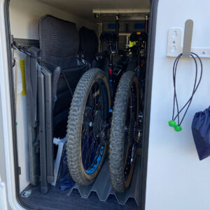 Komplett ausgebaute Heckgarage eines Chausson Wohnmobils mit bike-holder und youRS Regalsystem