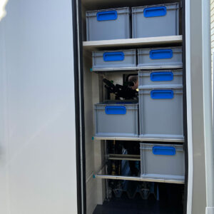 youRS Regalsystem mit Euroboxen in der Heckgarage eines Chausson Wohnmobils