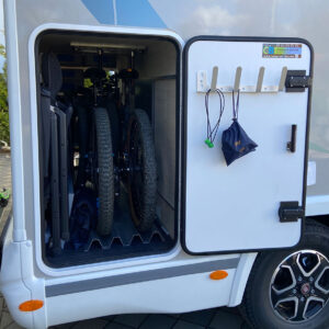 Heckgarage eines Chausson Wohnmobils mit Klappgarderobe und Zubehör von CAMP&BIKE