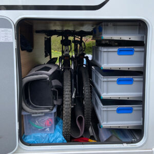 Dethleffs Just 90 Heckgarage mit youRS Regalsystem, Euroboxen und bike-holder Fahrradhalterung