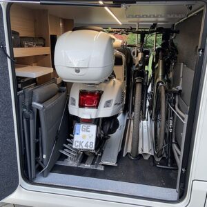 Rollerhalterung von CAMP&BIKE mit organisiertem Stauraum im Wohnmobil